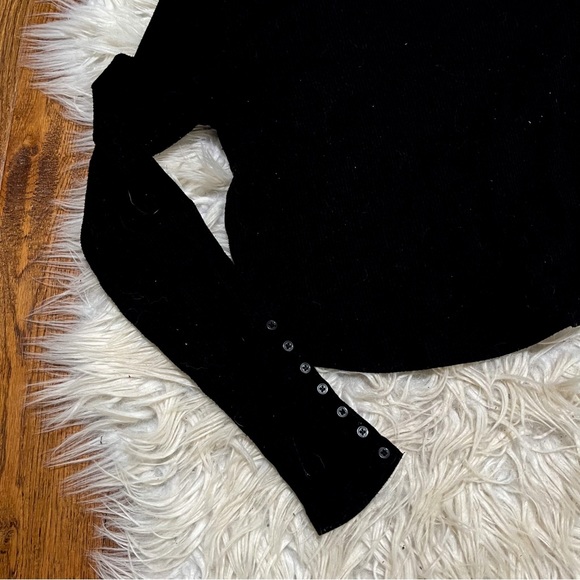 Ribbed black long sleeve with buttons - Picture 4 of 5